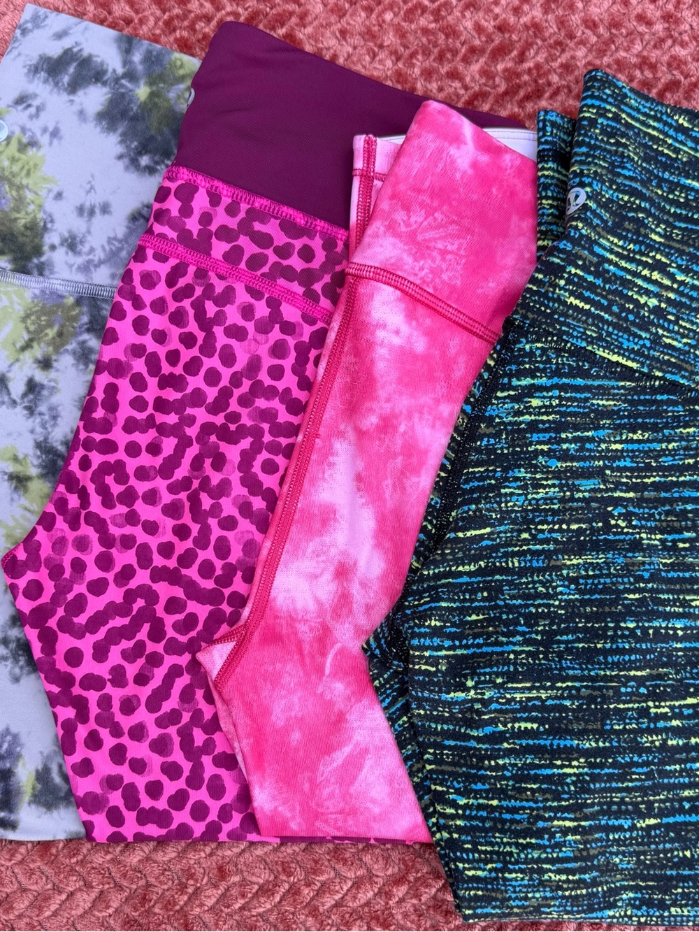 Lululemon women’s lot of 4 crop yoga/leggings size 6 see measurements